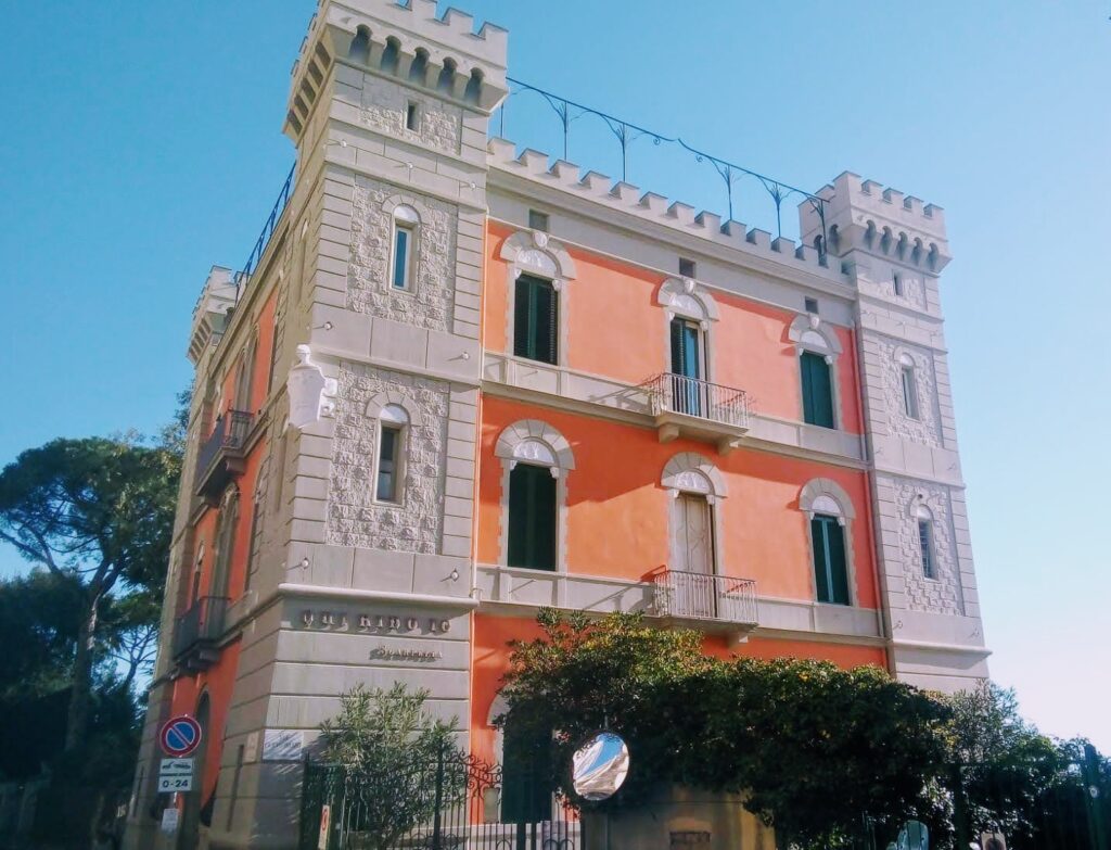 Villa La Santarellfa, esempio del liberty al Vomero (la villa ideata e voluta da Eduardo scarpetta)