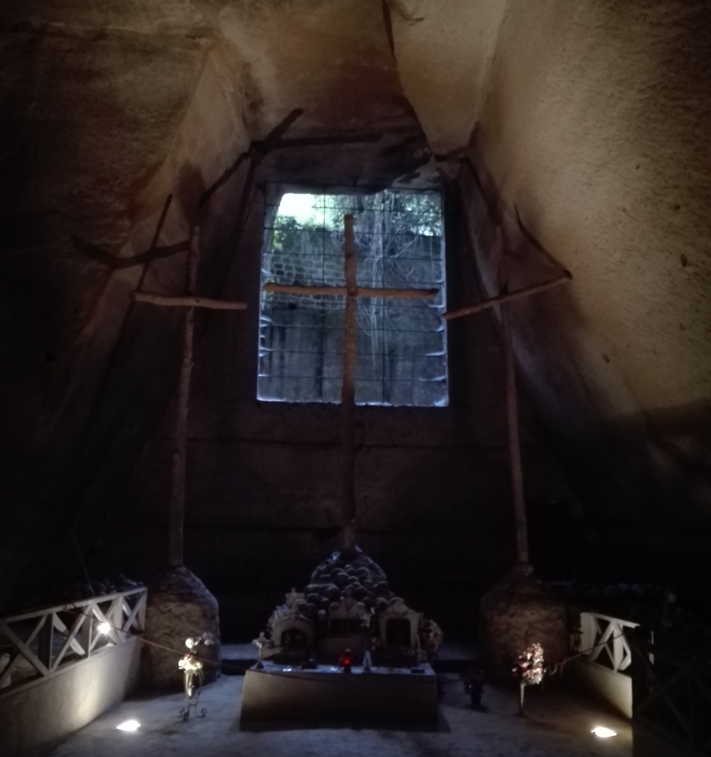 Al Cimitero delle Fontanelle, l’ossario della memoria Al Cimitero delle Fontanelle, l’ossario della memoria